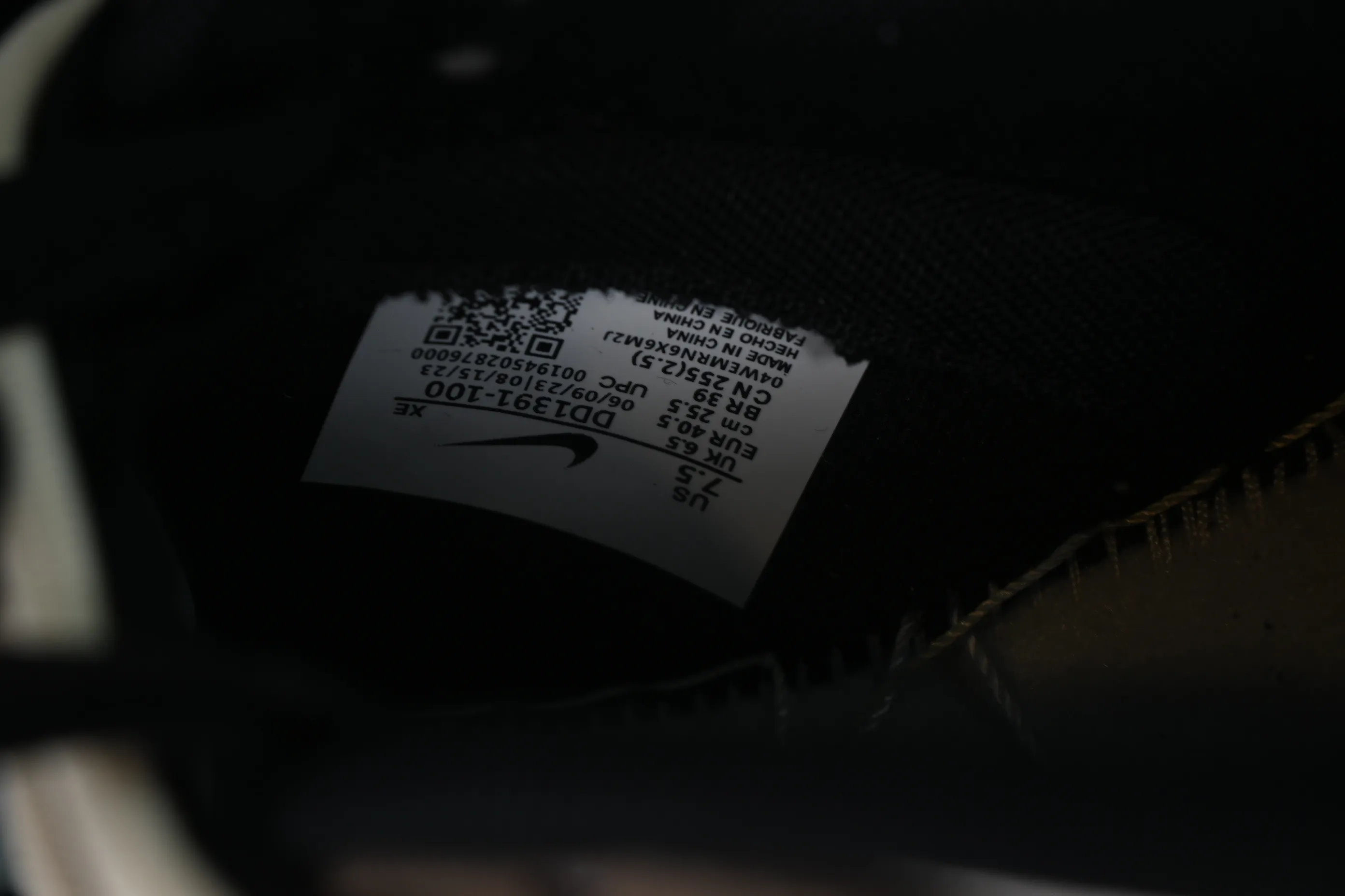 All Categories Nk SB Dunk Series Nk SB Dunk Low Low-top Sneakers Nk Dunk Low Retro "Black" Tricky Doll Time and Space Dust Minimalist Retro Black Brown SB Strap Low-top Casual Sneakers DD1391-100